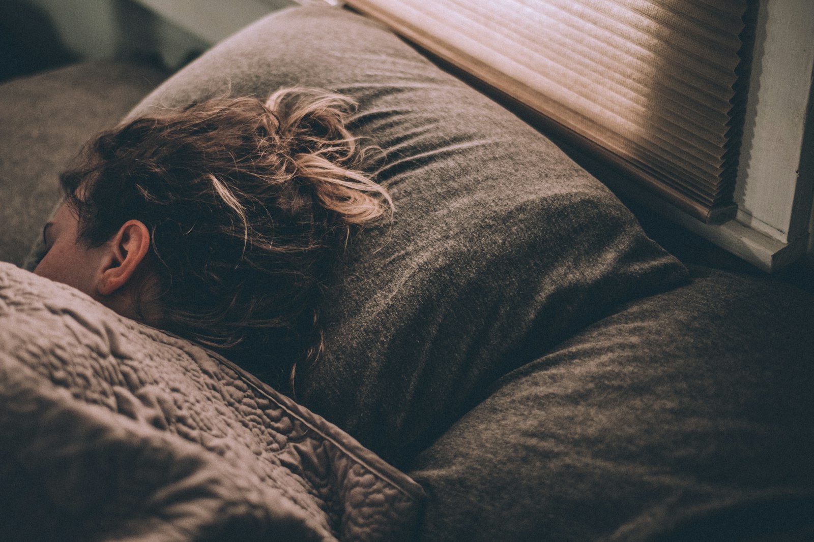 ¿Seis horas de sueño son suficientes? Lo que no notas cuando duermes poco