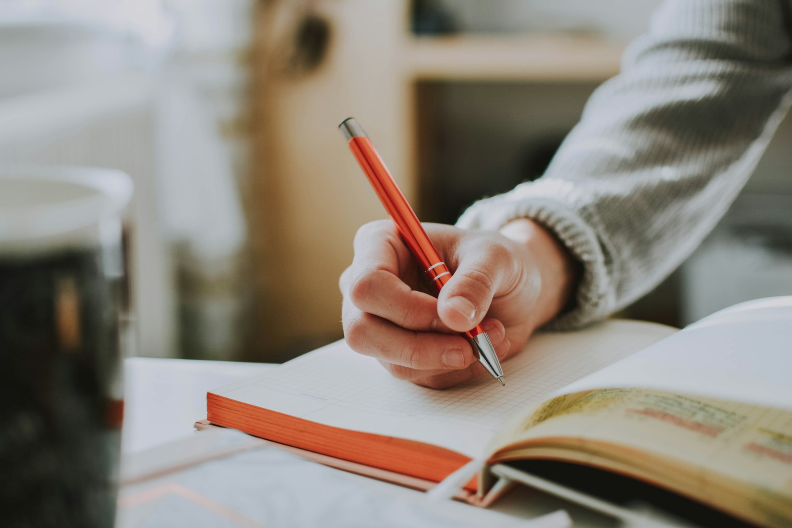 Saltar de tarea en tarea te agota: qué dice la ciencia y cómo proteger tu foco