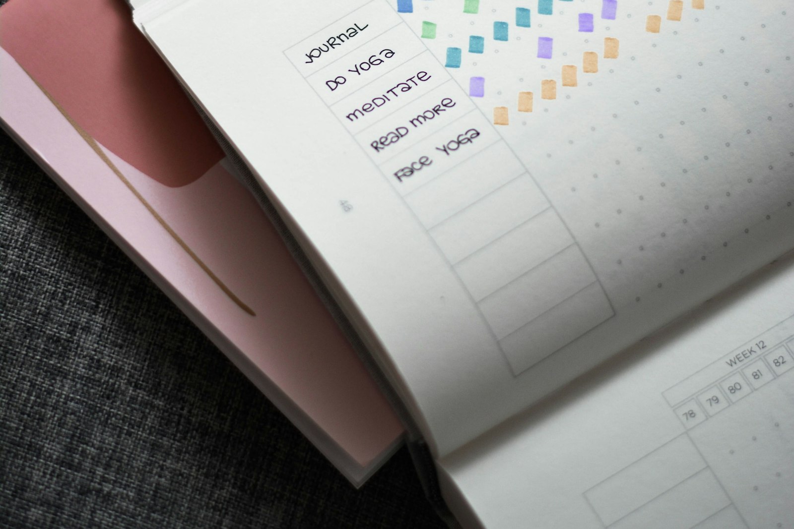 Libreta abierta con un registro de hábitos marcado con puntos de colores